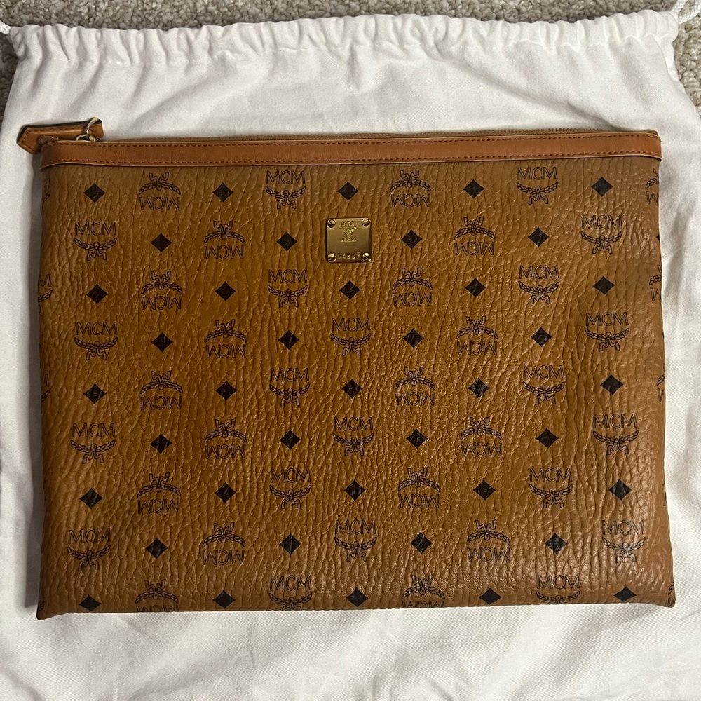 MCM LARGE LEATHER COGNAC HERITAGE CLUTCH